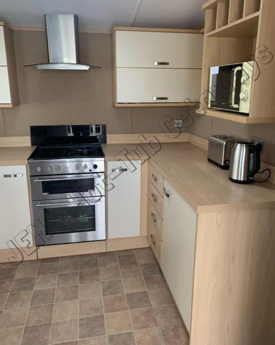 Jems Hot-Tub Getaways 8 Berth At Tattershall Lakes Exterior photo