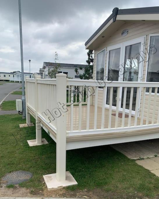 Jems Hot-Tub Getaways 8 Berth At Tattershall Lakes Exterior photo
